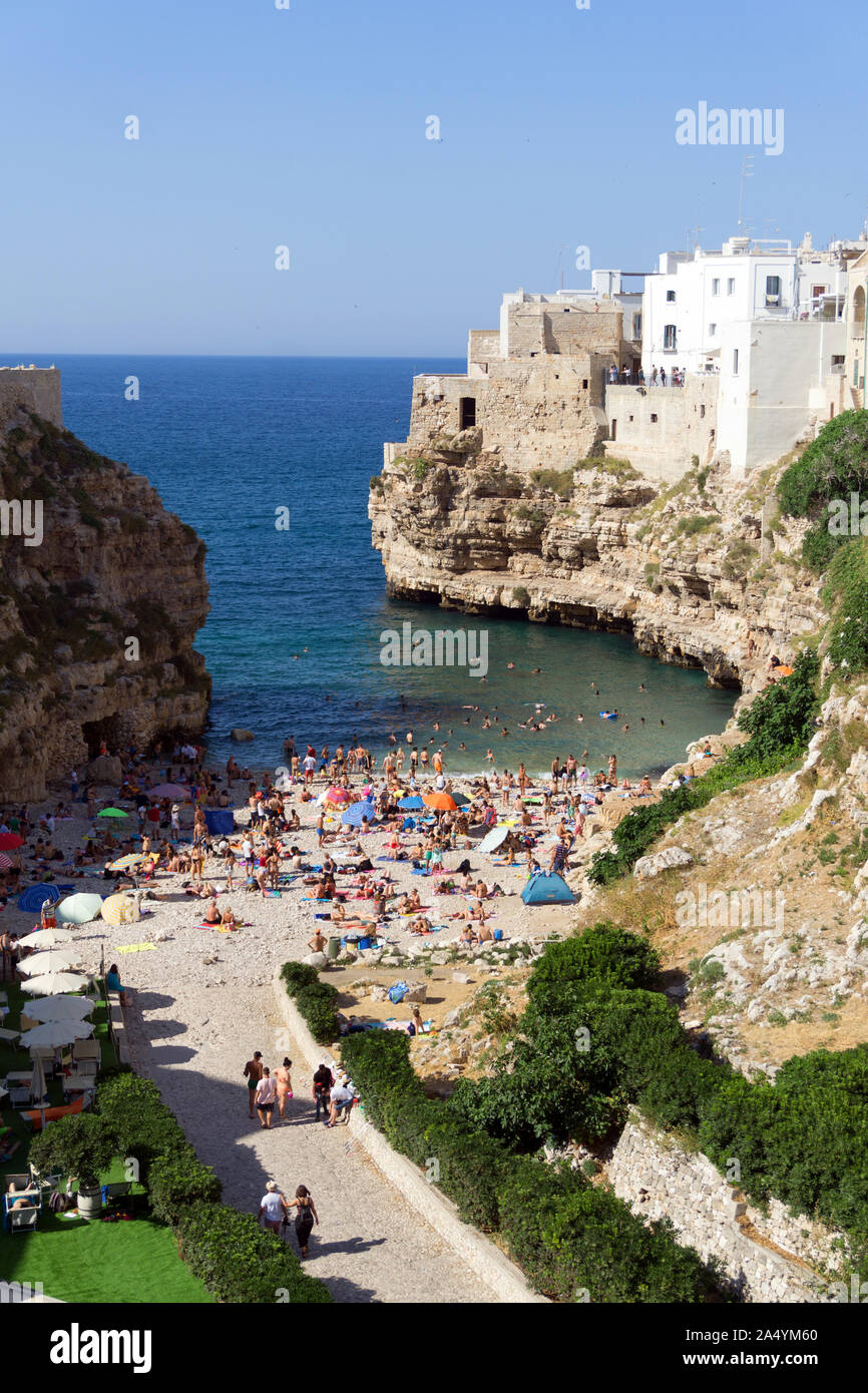 Italia, Apulia, Polignano a Mare, la playa. Foto de stock