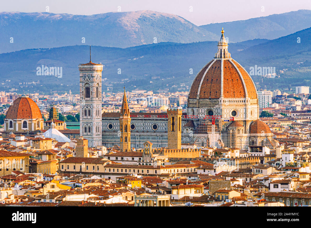 Florencia, Toscana, Italia vista detallada desde arriba de la mundialmente famosa catedral con bella cúpula de Brunelleschi y el campanario de Giotto monumentos Foto de stock