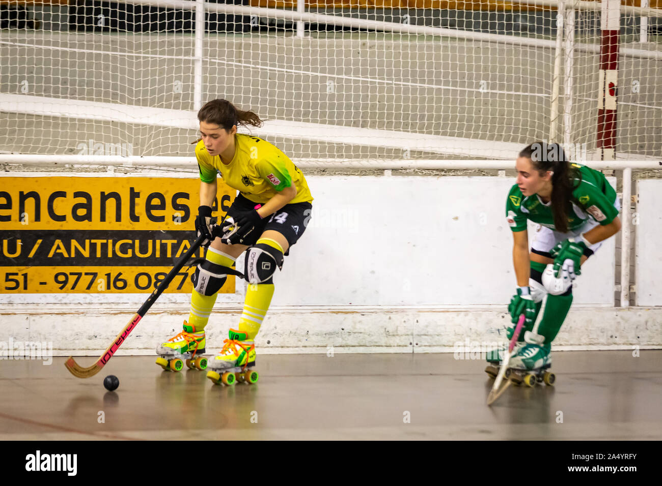 Victoria Porta Escoda y Alba Ambros Roig jugadores de hockey patines en  acción Fotografía de stock - Alamy