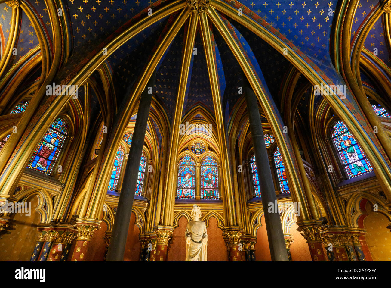 Vista interior y detalles de las vidrieras de la Santa Capilla (Sainte Chapelle) de París, Francia. Royal gótica iglesia medieval situado en el cent Foto de stock