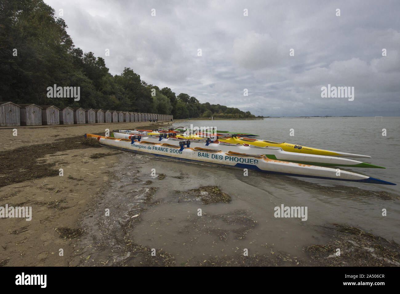 Les cabines de plage de Saint valery sur Somme en fin de saison, au bord de la Baie de Somme en octobre.Piraguas eau bord de l'eau cap hornu. Foto de stock