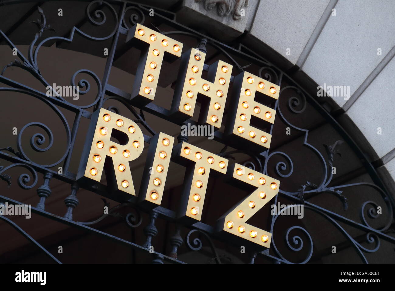 Señal luminosa sobre el Ritz de Londres, Reino Unido Foto de stock