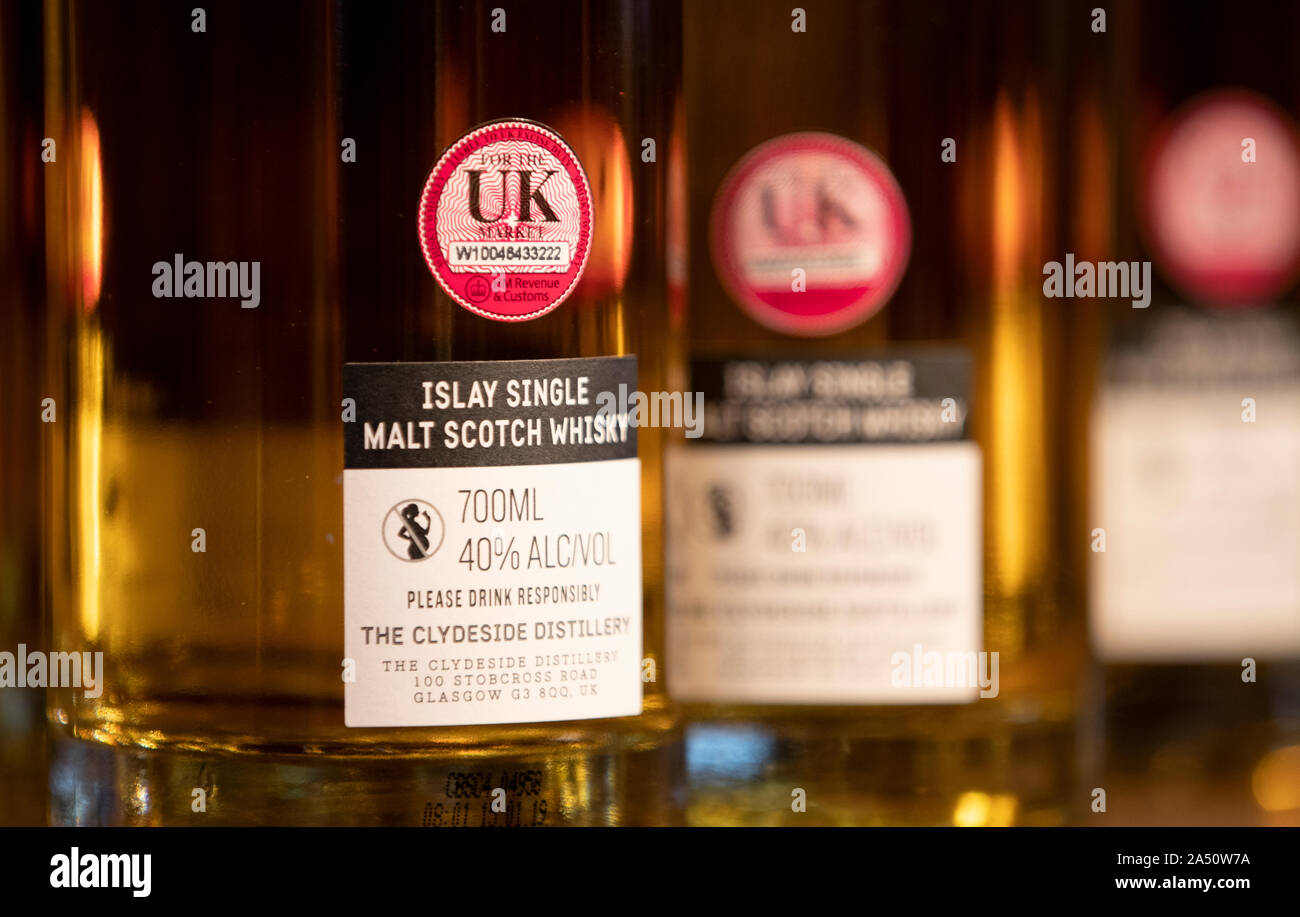 Los whiskys en exhibición en el especialista en la fabricación de whisky, la Destilería Clydesdale Glasgow. PA la foto. Imagen Fecha: jueves 17 de octubre de 2019. Secretario de Comercio Internacional Liz Truss ha instado a Donald Trump para invertir los aranceles a las exportaciones clave, como el whisky escocés. La Organización Mundial del Comercio (OMC) ha dado la luz verde para imponer aranceles de hasta 7,5 mil millones de dólares (??6,1 millones) de las mercancías procedentes de la Unión Europea. Consulte PA historia Commons el comercio. Crédito de la foto debe leer: Jane Barlow/PA Cable Foto de stock
