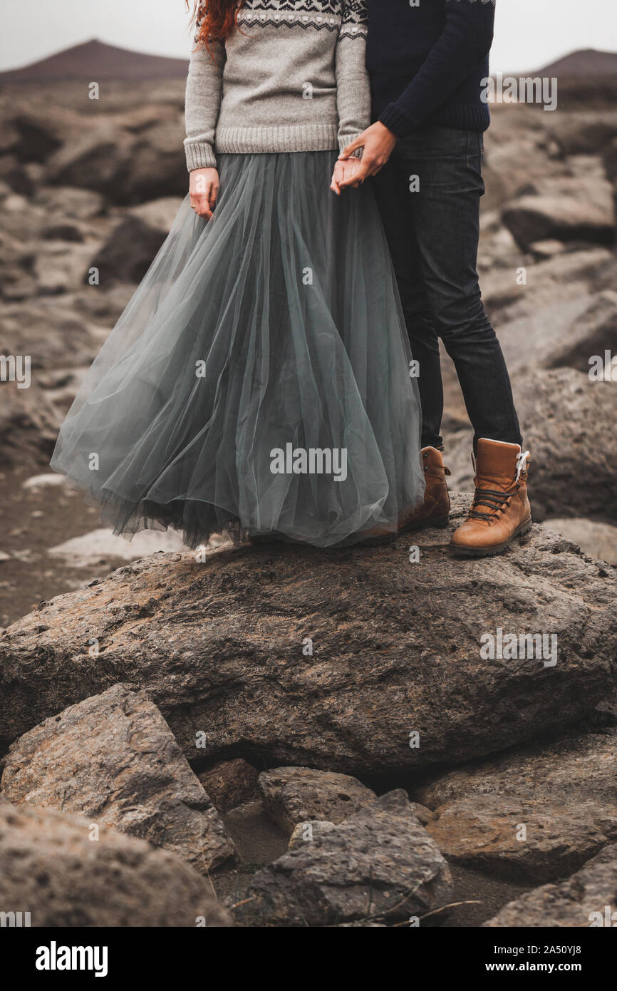 Imagen otoñal tradicional islandesa. Tejidos artesanales suéteres gris y  azul, botas de montaña, jeans de hombre y mujer pareja Fotografía de stock  - Alamy