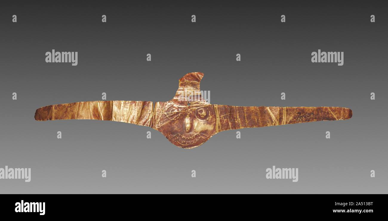 Ornamento de tocados, c. 300 BC-AD 200. Ornamentos de oro han sido descubiertos entre la recóndita envoltorios de Paracas momia-paquetes, y fueron probablemente las posesiones personales del difunto. La imagen grabada en el centro de cada adorno es una deidad cara, caracterizado por ojos protruyentes y una sonrisa, dientudo boca. Apéndices Snakelike emanan de la cara. Cifras bordado en prendas de Paracas se presentan a menudo con adornos con forma similar, bien gastado por encima de la frente o empuñaba en una mano. Foto de stock