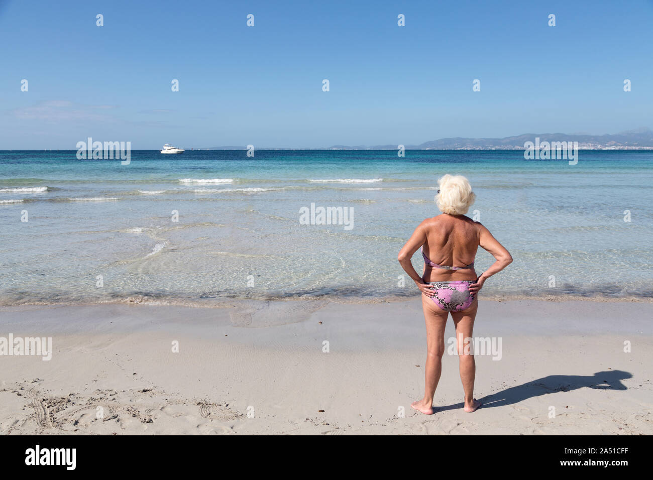 Older woman in bikini fotografías e imágenes de alta resolución - Alamy