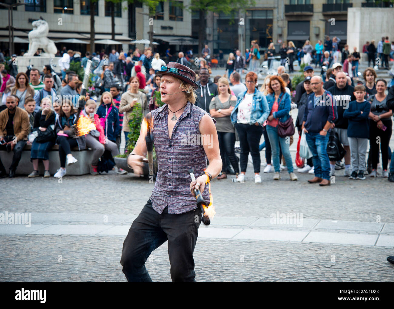 street animador malabares ardiendo palos entreteniendo a una gran multitud, Dam Square, Amsterdam, Holanda. Foto de stock