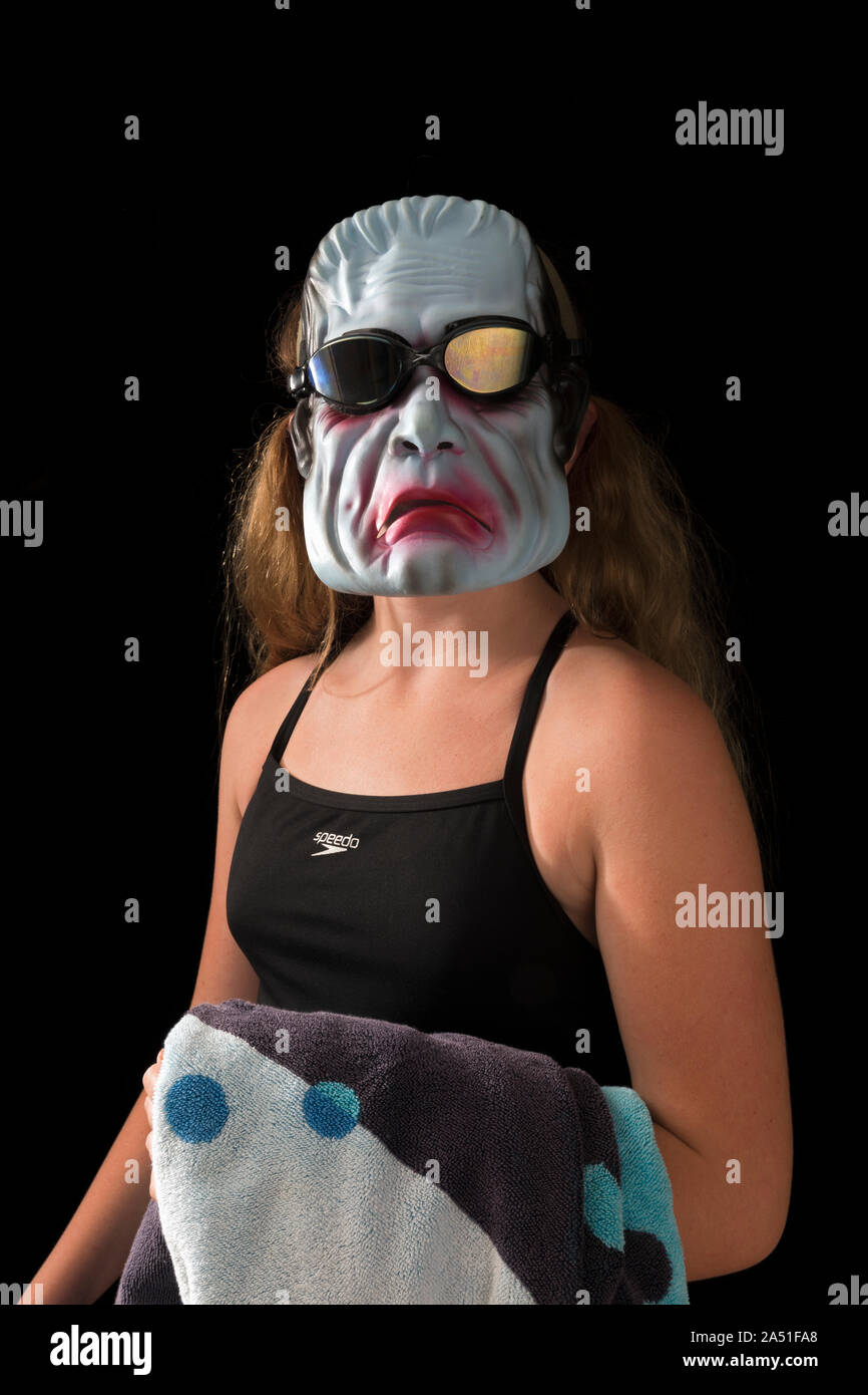Adolescente vestida con traje de Halloween en bañador y máscara Fotografía  de stock - Alamy