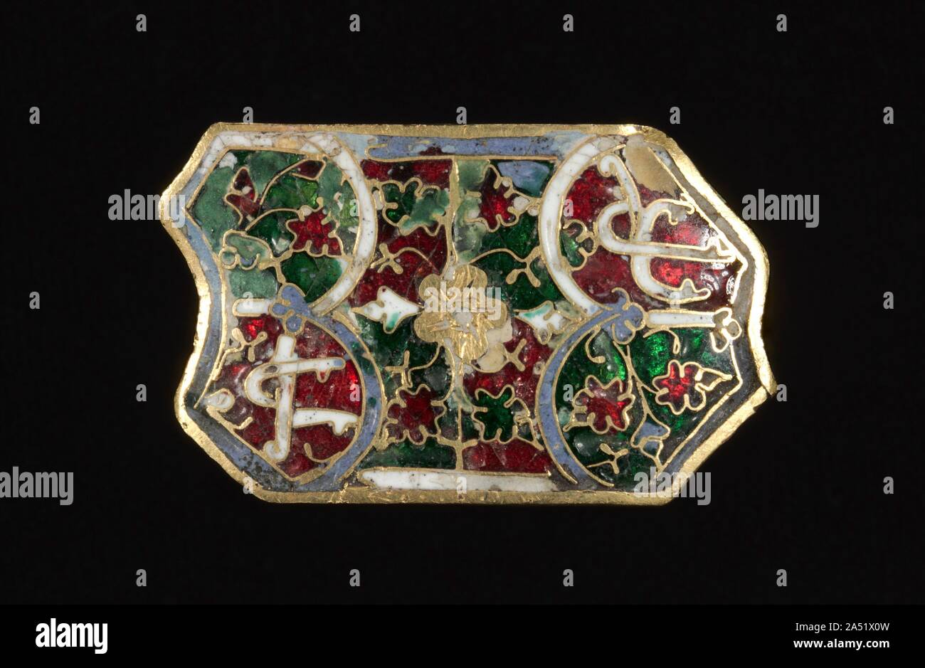 Placa (Appliqu&#xe9;), 1300s. Esta placa rectangular está decorado con pseudo-Kufic (Árabe) diseños falsos indicando que se ha producido en España bajo influencia musulmana. Puede haber servido como un ornamento aplicado a algún artículo de adorno personal como un cinturón. Es posible que el diseño se inspira en árabe la acuñación. Foto de stock