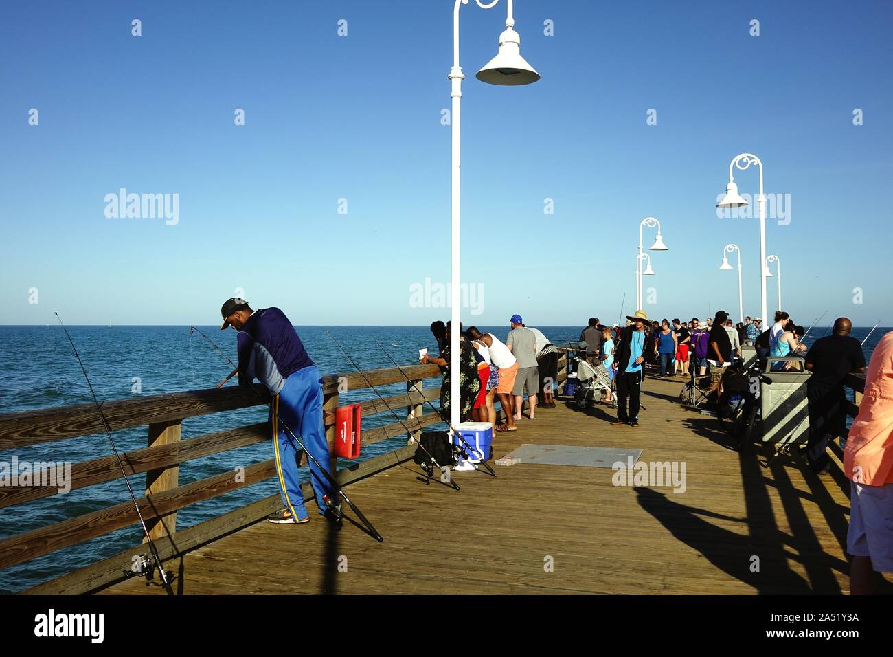 Los pescadores y los visitantes multitud de la Daytona Beach Pier Foto de stock