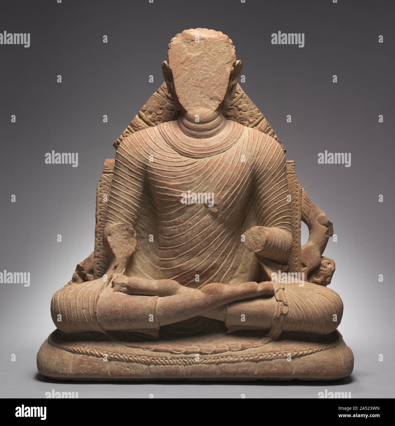 Buda sentado, 400-430. Esta rara la representación de un buda sentado de Mathura, la datación de la primera mitad del siglo V, muestra una nueva visión de la forma del Buda, en comparación con la forma en que fue representada durante el anterior periodo Kushan. Su apariencia sigue siendo fantasioso, pero su forma ha relajado y el paño ablandado, como se ve en la forma en la que el dobladillo en cascada cae desde el brazo por encima de su pierna izquierda. Sobreviven vestigios de la cría los grifos de su trono y su elegante halo, que fue rellenado con el desplazamiento de la vegetación típica de características de imágenes de Buda de este período. Foto de stock