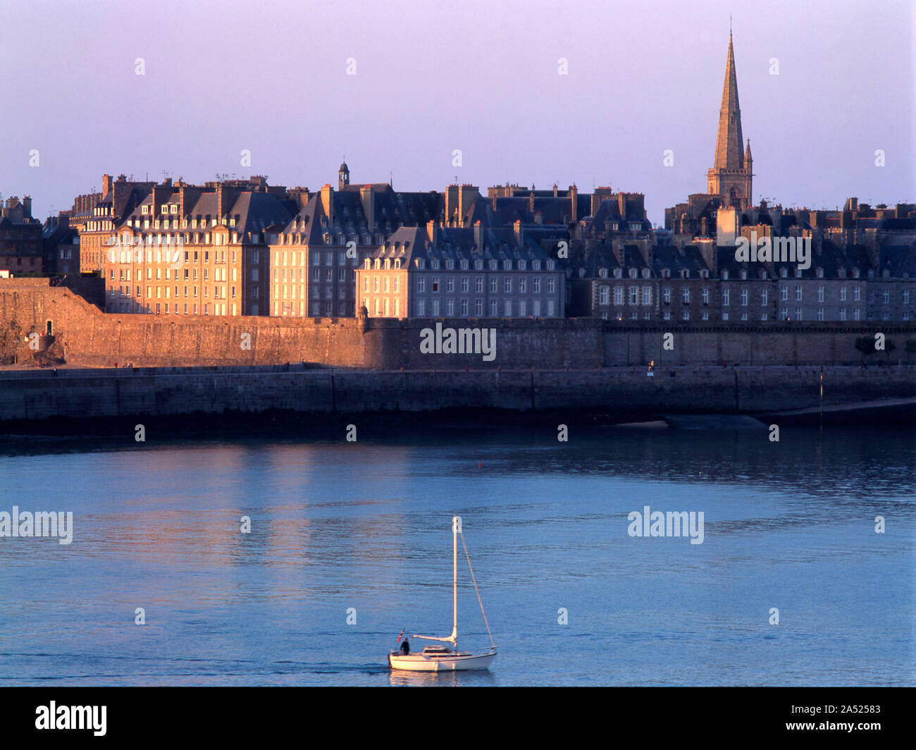 La ciudad amurallada de Saint Malo, en Bretaña, Bretaña, Francia, Europa Foto de stock