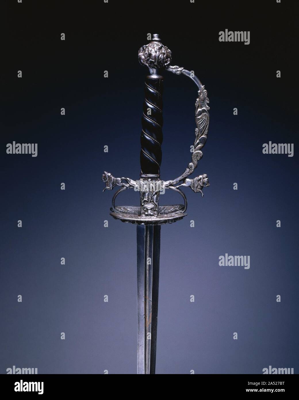 La pequeña espada, 1640-1660. Durante década de 1700, la pequeña espada surgió como un arma ligera, rápida. Como el estoque fue llevada por civiles, los nobles de las superiores.