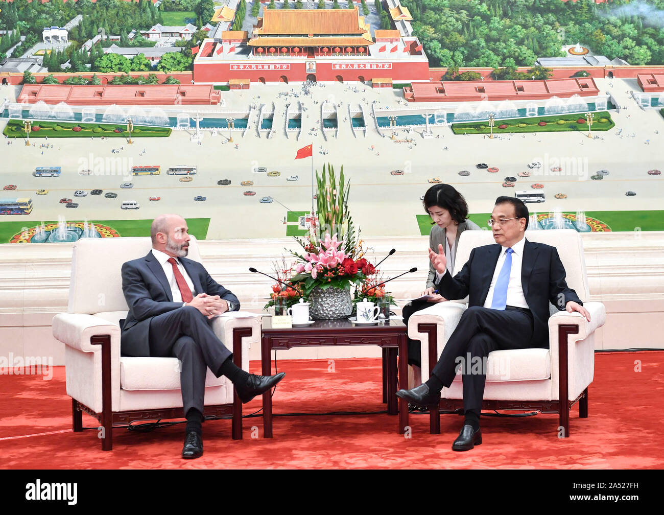 (191017) -- BEIJING, 17 de octubre de 2019 (Xinhua) -- el premier chino Li Keqiang se reúne con una delegación de hombres de negocios de los Estados Unidos, encabezada por el Presidente de los EE.UU.-China Business Council (USCBC) Evan Greenberg, en el Gran Salón del Pueblo en Beijing, capital de China, 17 de octubre de 2019. (Xinhua/Yin Bogu) Foto de stock