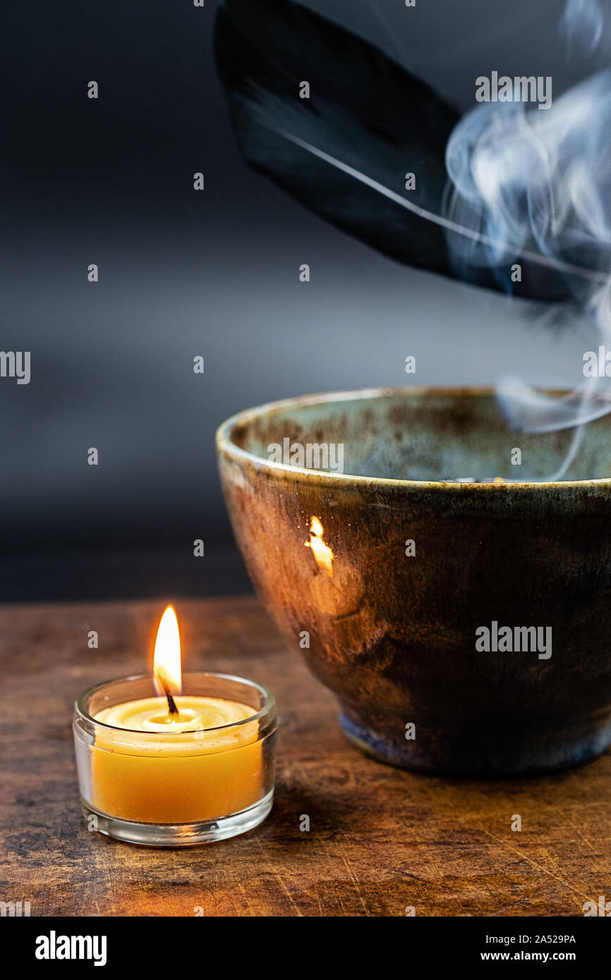 Quemadores de aceites esenciales con velas por debajo del recipiente de  aceite, cerrar Fotografía de stock - Alamy