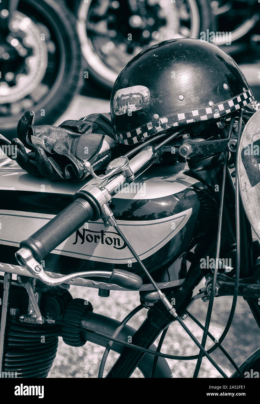 Casco antiguo en un vintage Norton Moto. Inglaterra. Blanco y negro  Fotografía de stock - Alamy