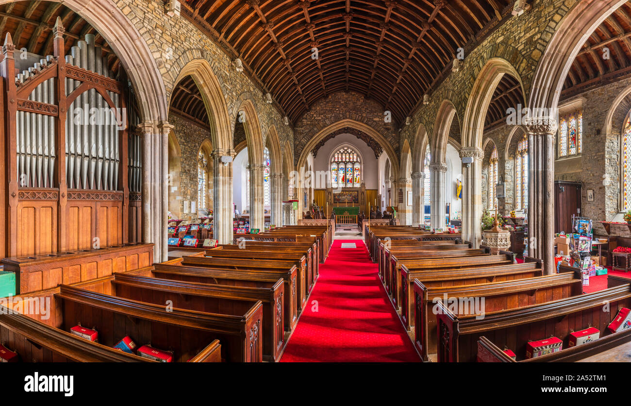 El tranquilo interior de la hermosa iglesia de Chittlehampton en North Devon. Foto de stock