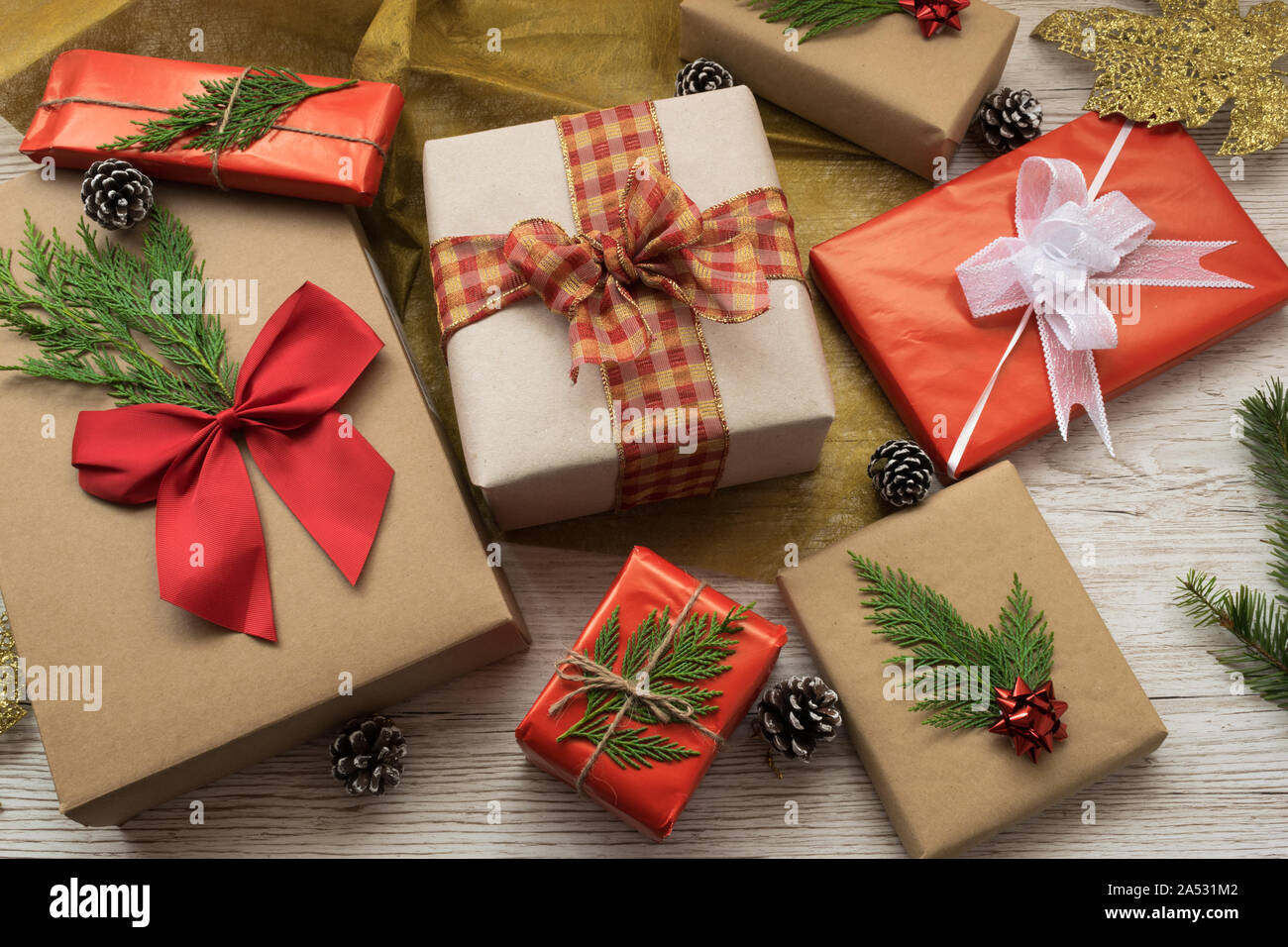Cajas de regalo con arcos y cintas sobre un fondo de madera Foto de stock
