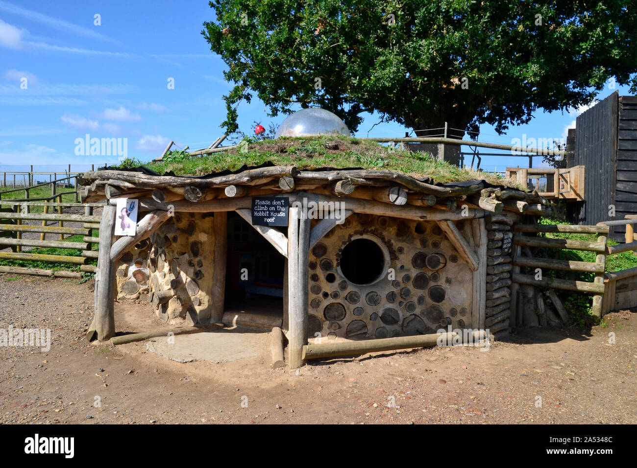 Hobbit house en Jimmy's Farm and Wildlife Park, Pannington Hall Lane, ipswich, Reino Unido Foto de stock
