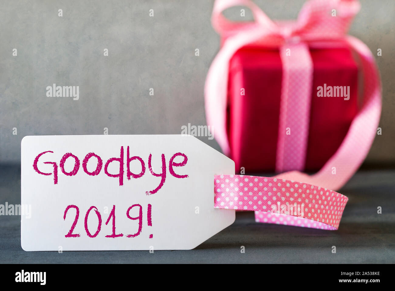 Rosa con lazo de regalo, la etiqueta, el texto inglés Adiós 2019 Fotografía  de stock - Alamy