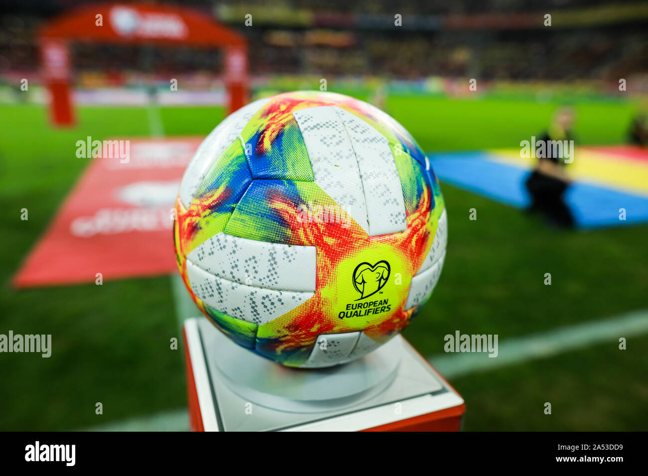 Bucarest, Rumania - Octubre 15, 2019: Detalles con las Adidas Conext 19 eliminatorias europeas de fútbol oficial match ball en la arena Nationala stadium. Foto de stock