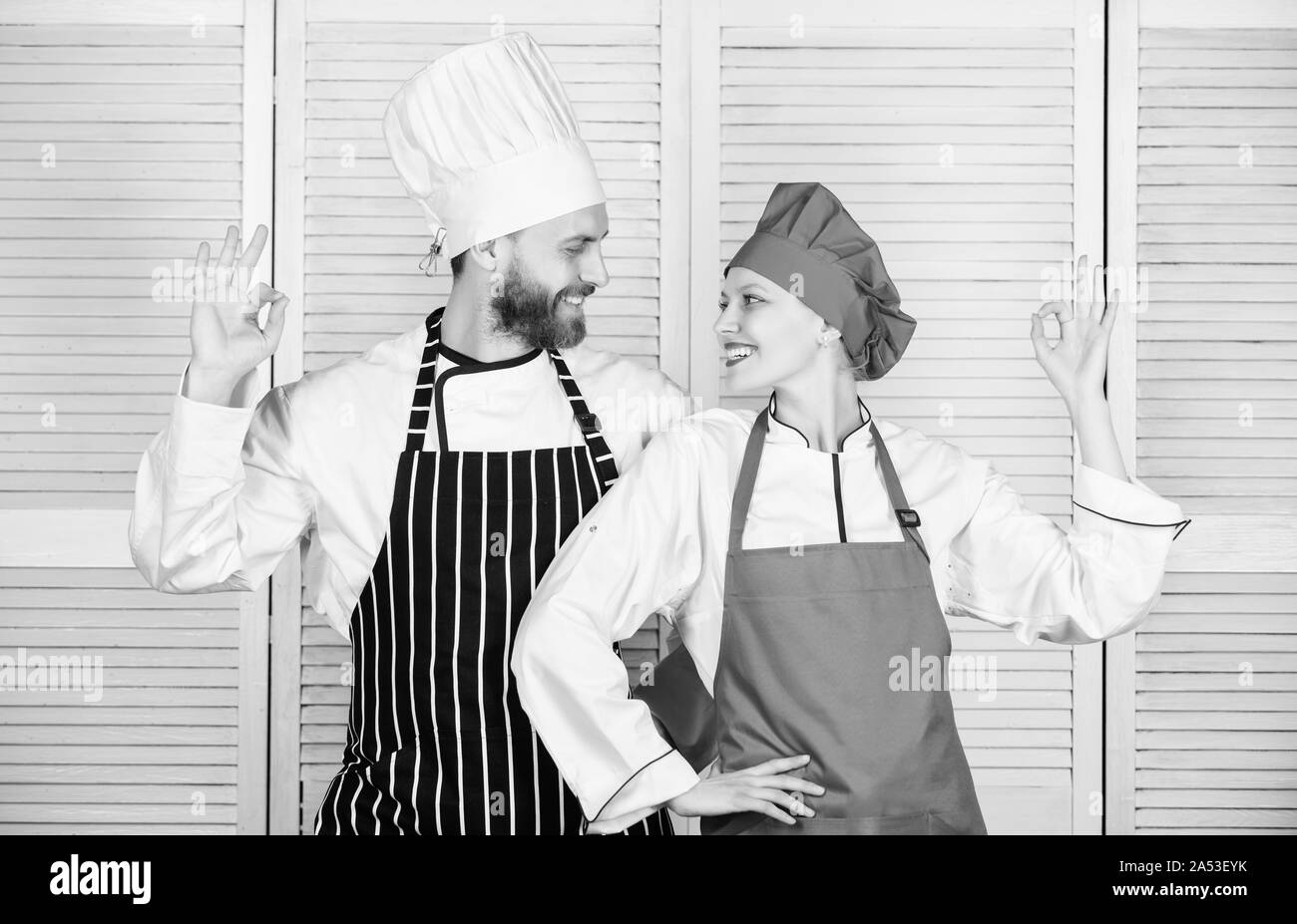Dos Chefs De Cocina Sonriente Pareja En Amor Con El Alimento Perfecto El Hombre Y La Mujer 2721
