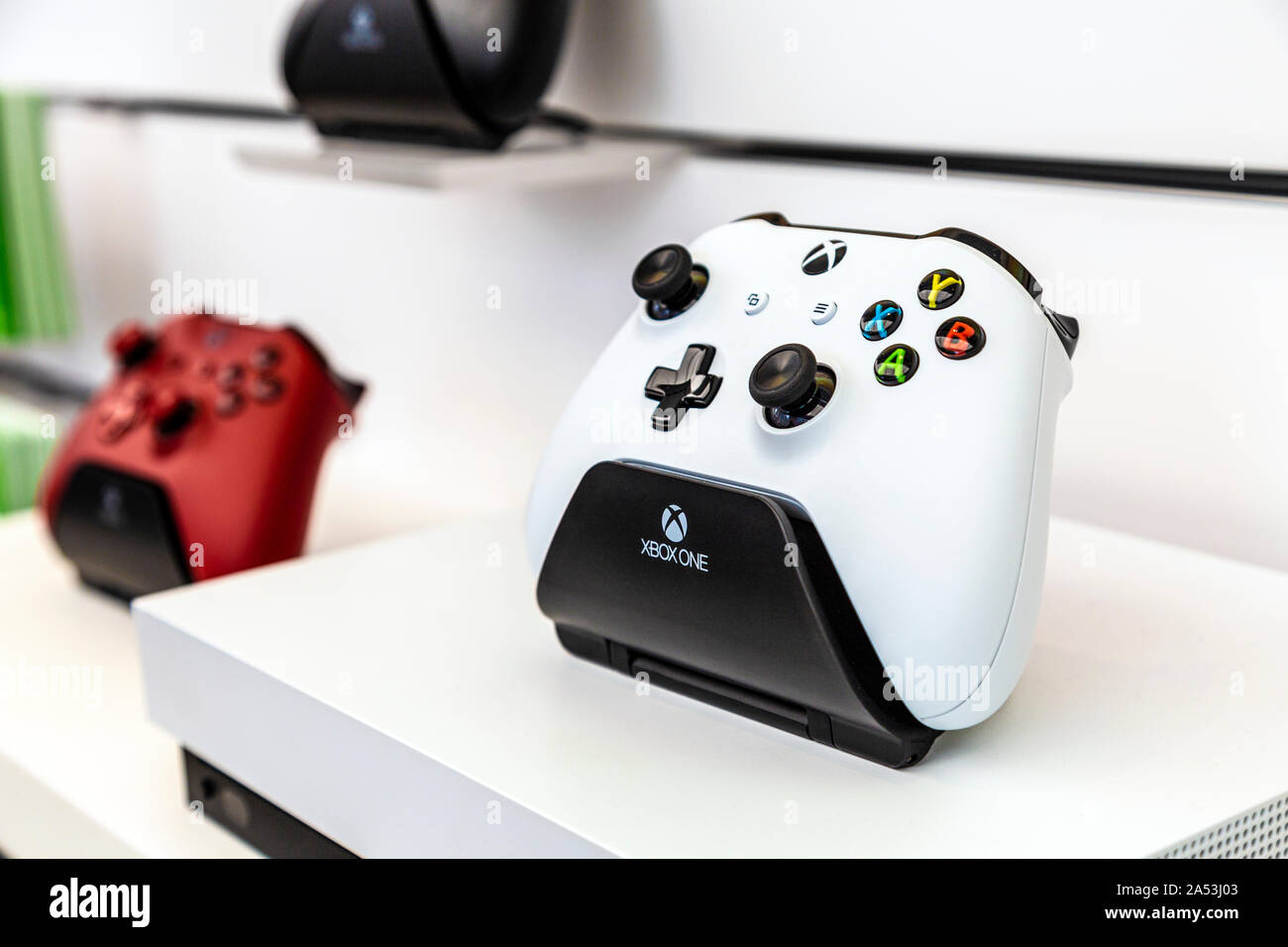 Xbox un controlador inalámbrico en la Microsoft store en Oxford Circus, London, UK Foto de stock