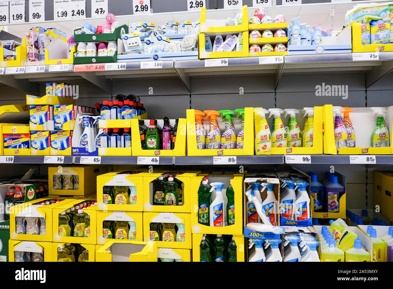Productos de limpieza en la pantalla y de venta en un supermercado Lidl
