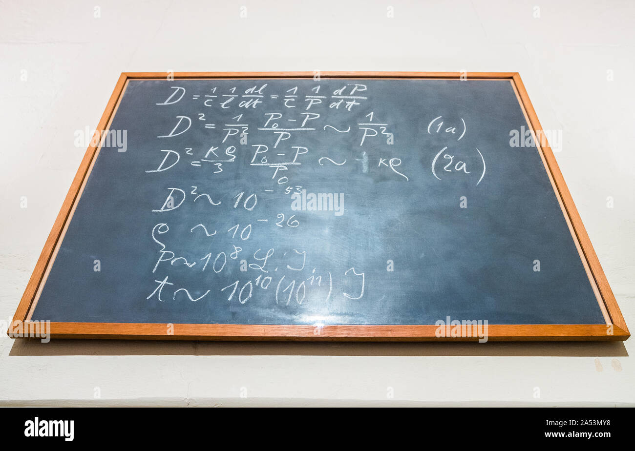 Albert Einstein de la pizarra en el Museo de Historia de la ciencia en  Oxford (Reino Unido, Inglaterra). La paz única utilizada por el científico  Fotografía de stock - Alamy