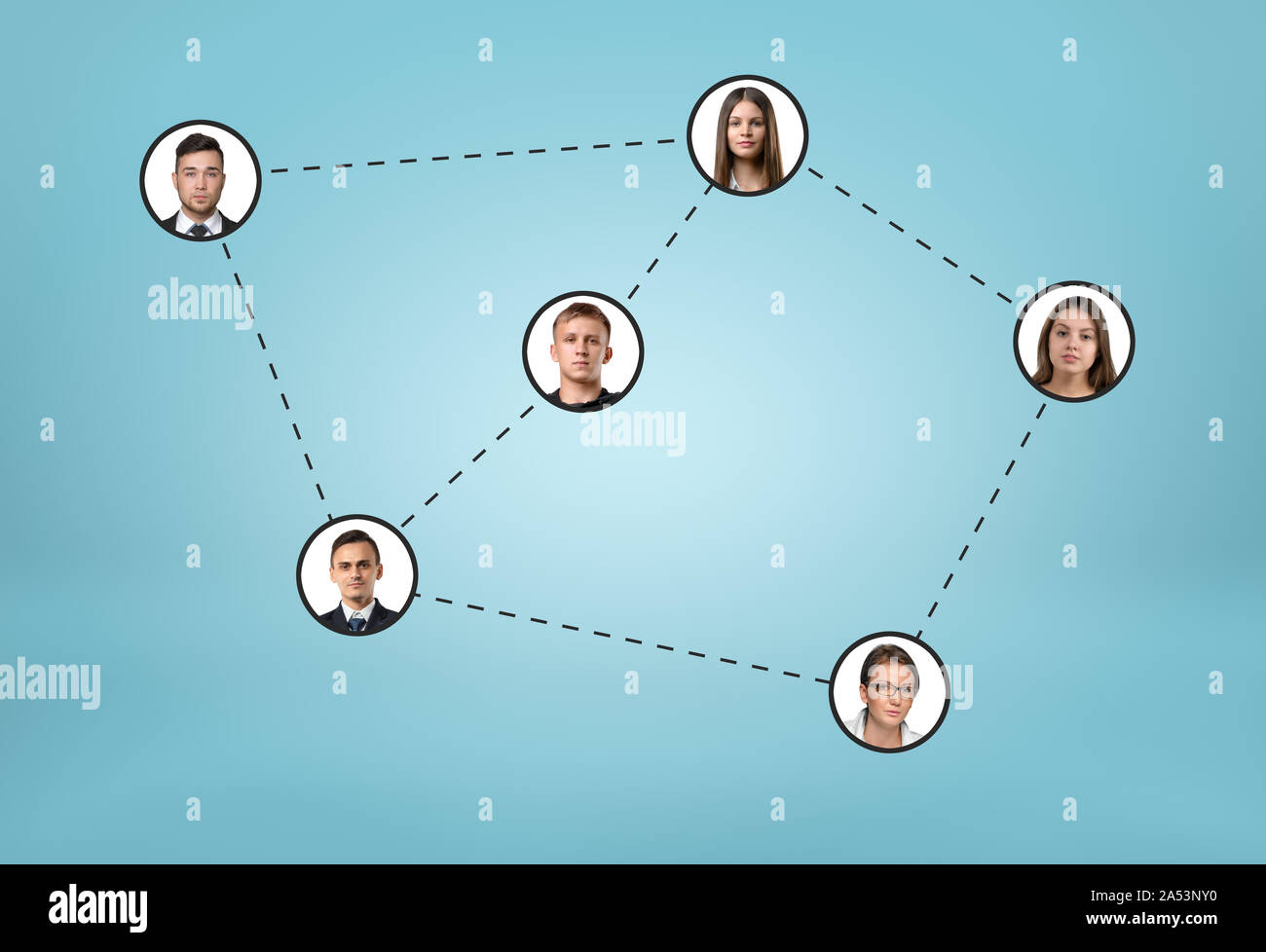 Iconos de redes sociales conectadas por líneas punteadas sobre fondo azul. Foto de stock