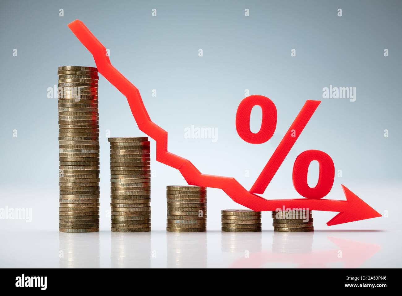 Gráfico de disminución de la tasa de interés de las monedas apiladas  Fotografía de stock - Alamy