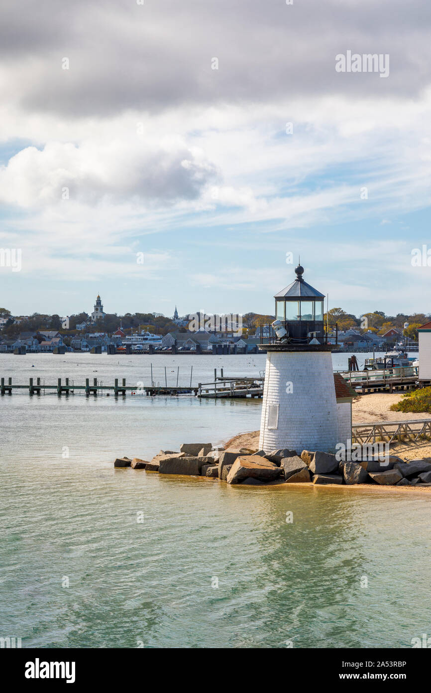 Vista de Brant Point Lightat la entrada al puerto de Nantucket, Nantucket Island, Cape Cod, Massachussets, Nueva Inglaterra, EE.UU. Foto de stock