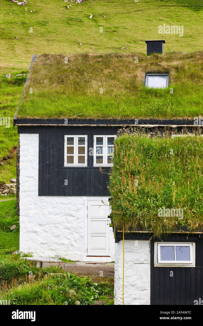 Las islas Feroe tradicional turf casas con fachadas de madera negra.  Pintoresco Fotografía de stock - Alamy