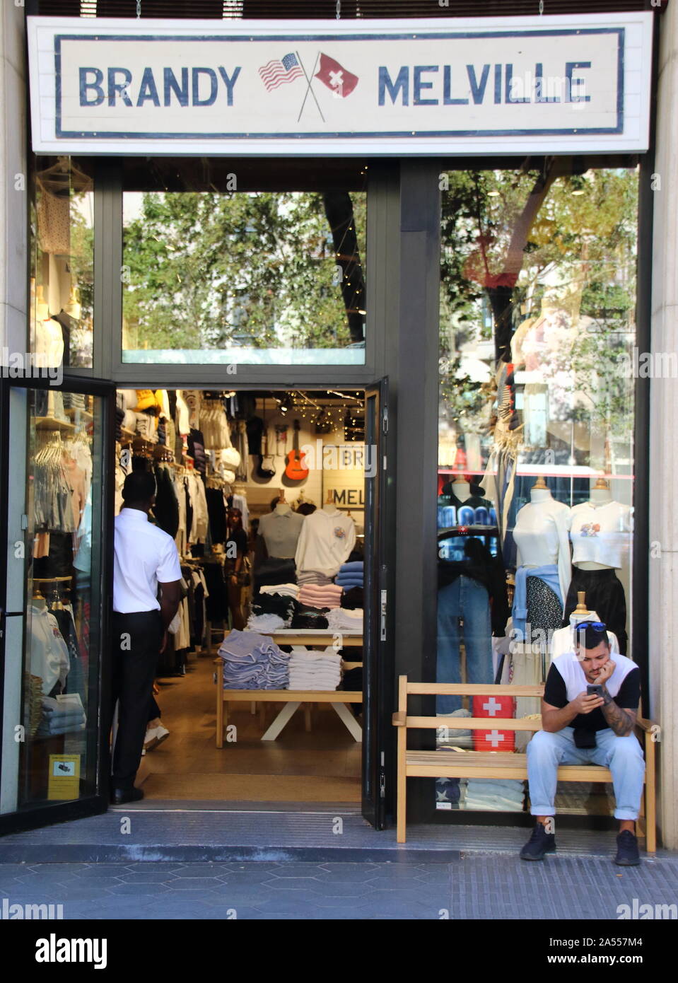 Tienda minorista visto en de Gràcia, Barcelona Fotografía de stock - Alamy