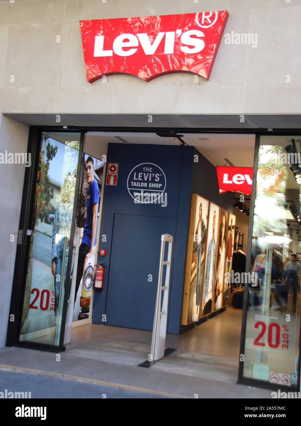 Levis store visto en La Rambla de Barcelona Fotografía de stock - Alamy