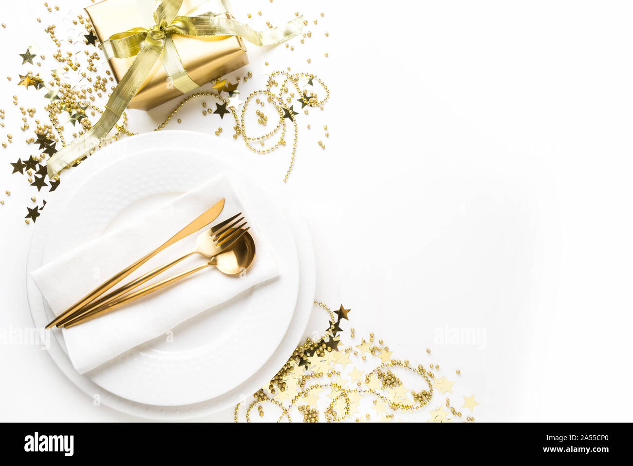 Elegante mesa con vajilla negra sobre fondo claro Fotografía de stock -  Alamy