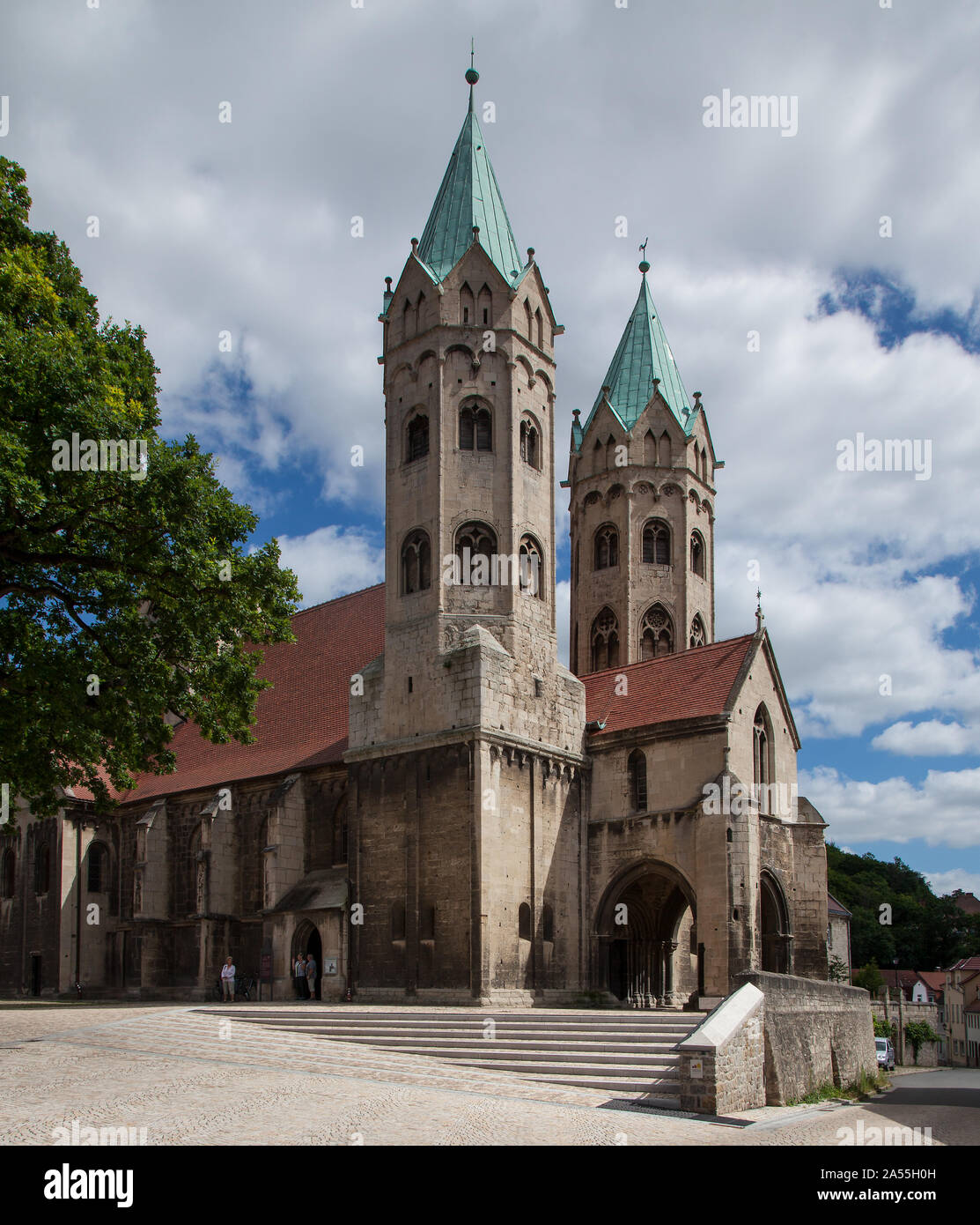 Freyburg, St. Marien. Von Nordwesten Teilansicht erbaut um 1210-30 vom Ursprungsbau Westturmfront Querhaus u Vierungsturm erhalten - Langhaus Ende 15 Foto de stock