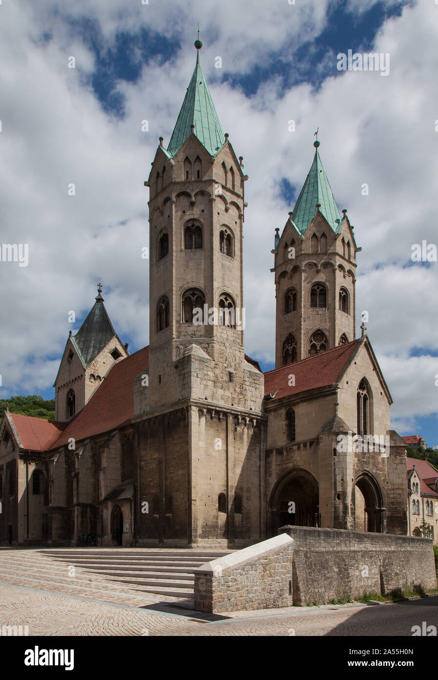 Freyburg, St. Marien. Von Nordwesten Teilansicht erbaut um 1210-30 vom Ursprungsbau Westturmfront Querhaus u Vierungsturm erhalten - Langhaus Ende 15 Foto de stock