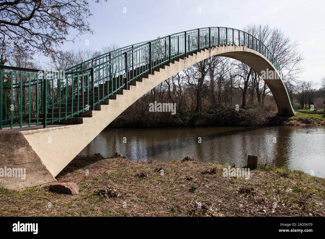 Halle, Forstwerderbrücke. 1928 erbaut von Architekt Heilmann Jakob-Adolf Foto de stock