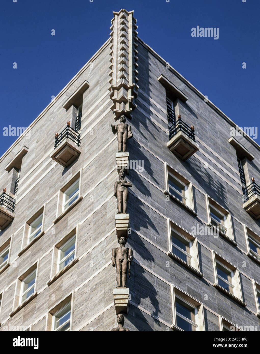 Halle Ratshof. Halle S Marktplatz 1 1928-29 Ratshof von Wilhelm Jost Teilansicht des Turmes mit drei der fünf Bronzefiguren von Gustav Weidanz Foto de stock