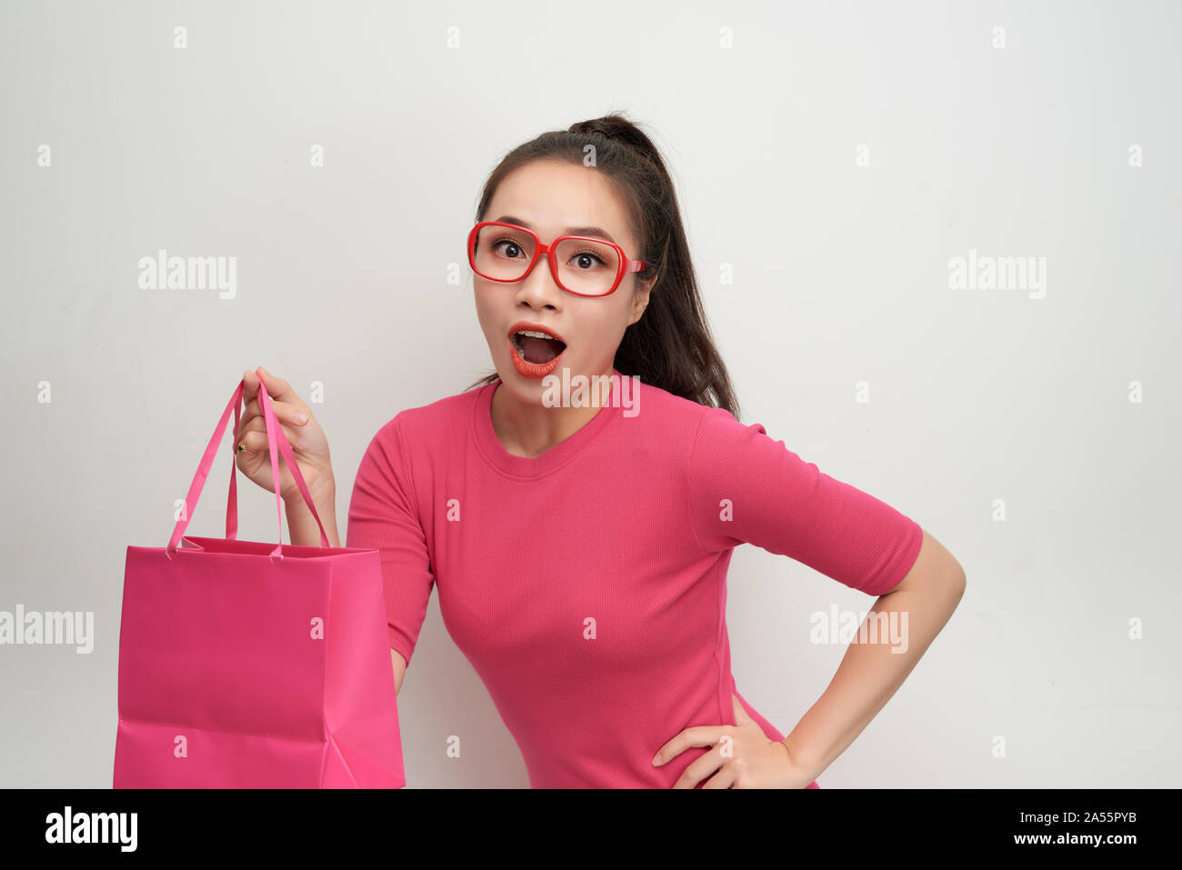 Paquetes de compras mujer alegre color rosa Foto de stock