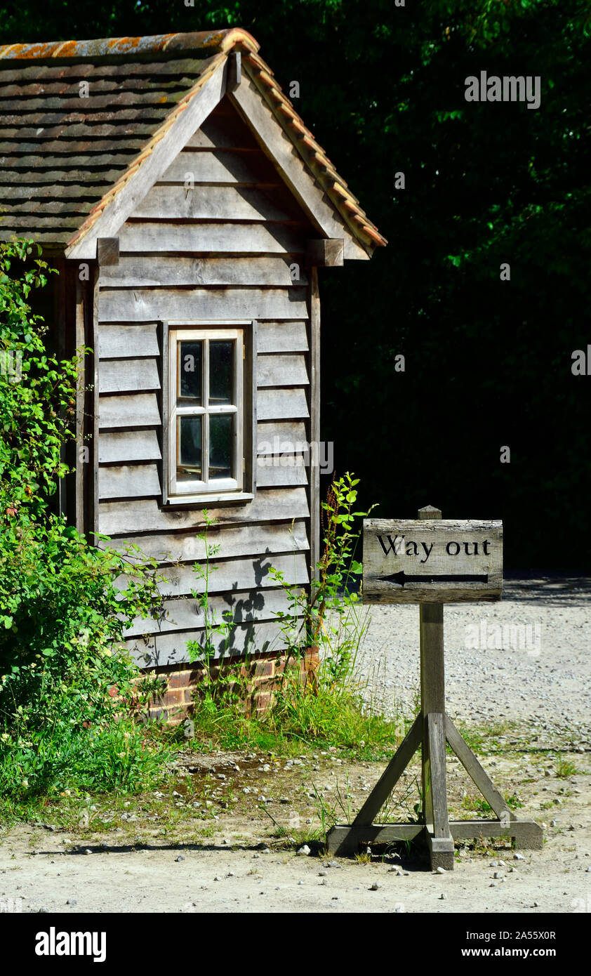 Sissinghurst, Kent, Inglaterra. Salir signo por una pequeña choza de madera (aparcamiento) Foto de stock