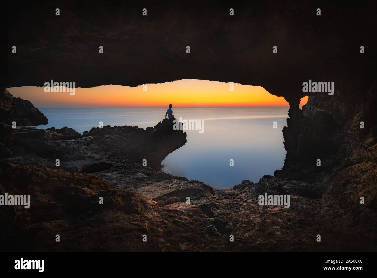 Cuevas marinas en el parque nacional de Cape Greko cerca de Ayia Napa y Protaras en la isla de Chipre, el Mar Mediterráneo Foto de stock