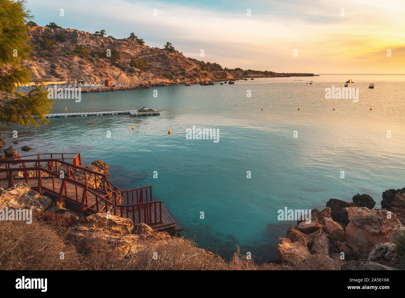 Hermosa playa de Konnos Bay en el parque natural de Cabo Greko, Chipre Foto de stock