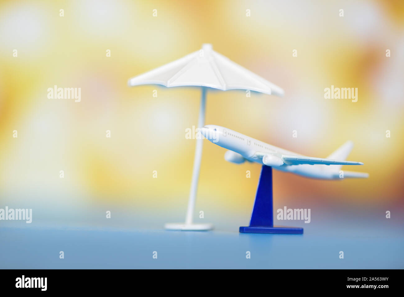 Concepto de viaje seguros / Aire viajar y sombrillas blancas en avión  volando fondo desenfocado Fotografía de stock - Alamy