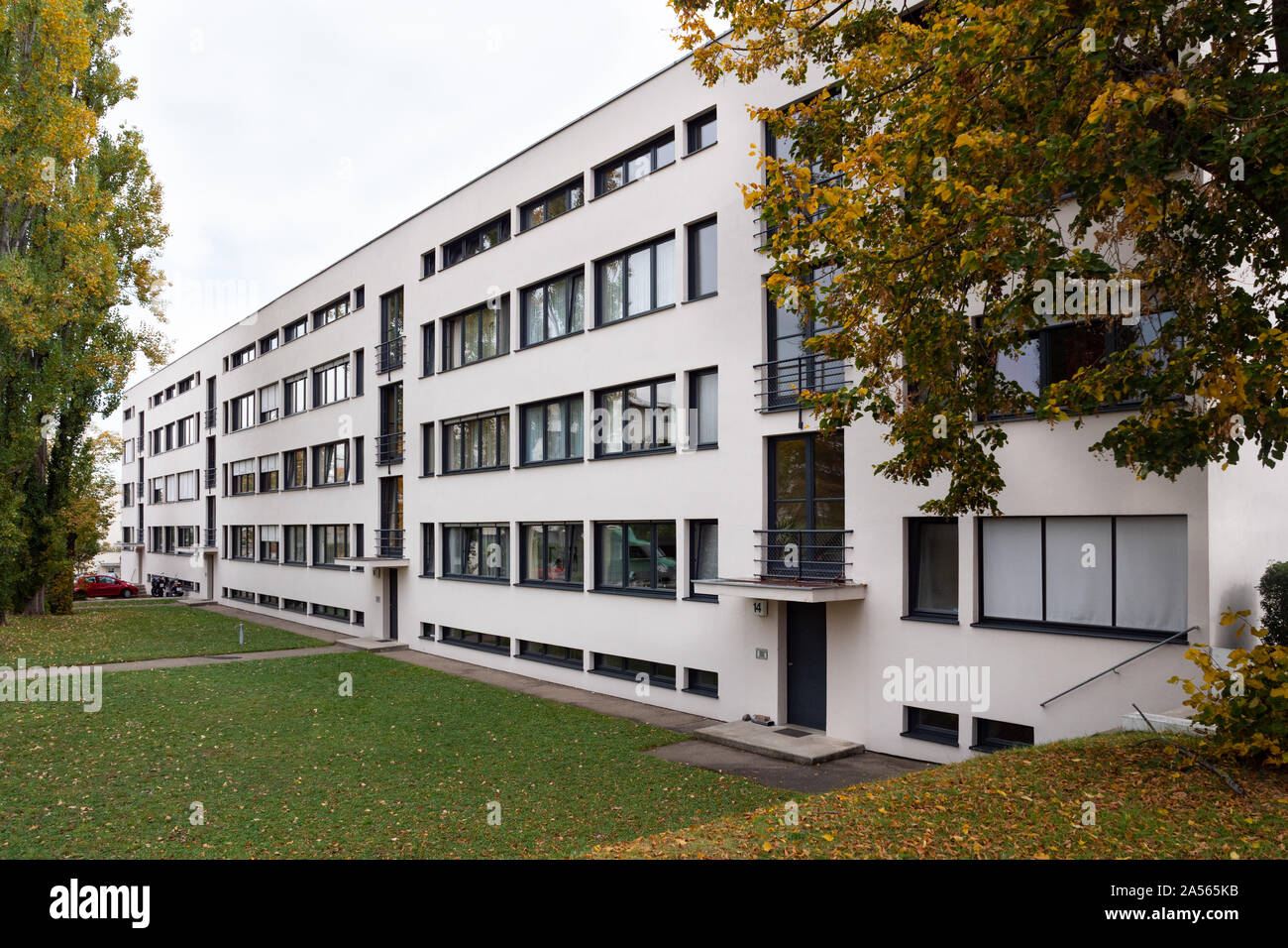 Stuttgart, Alemania, 15 de octubre de 2019: Weissenhof Siedlung a.k.a. Weissenhof Estate Edificio Principal por Mies van der Rohe en Stuttgart, Alemania. Modernista Foto de stock