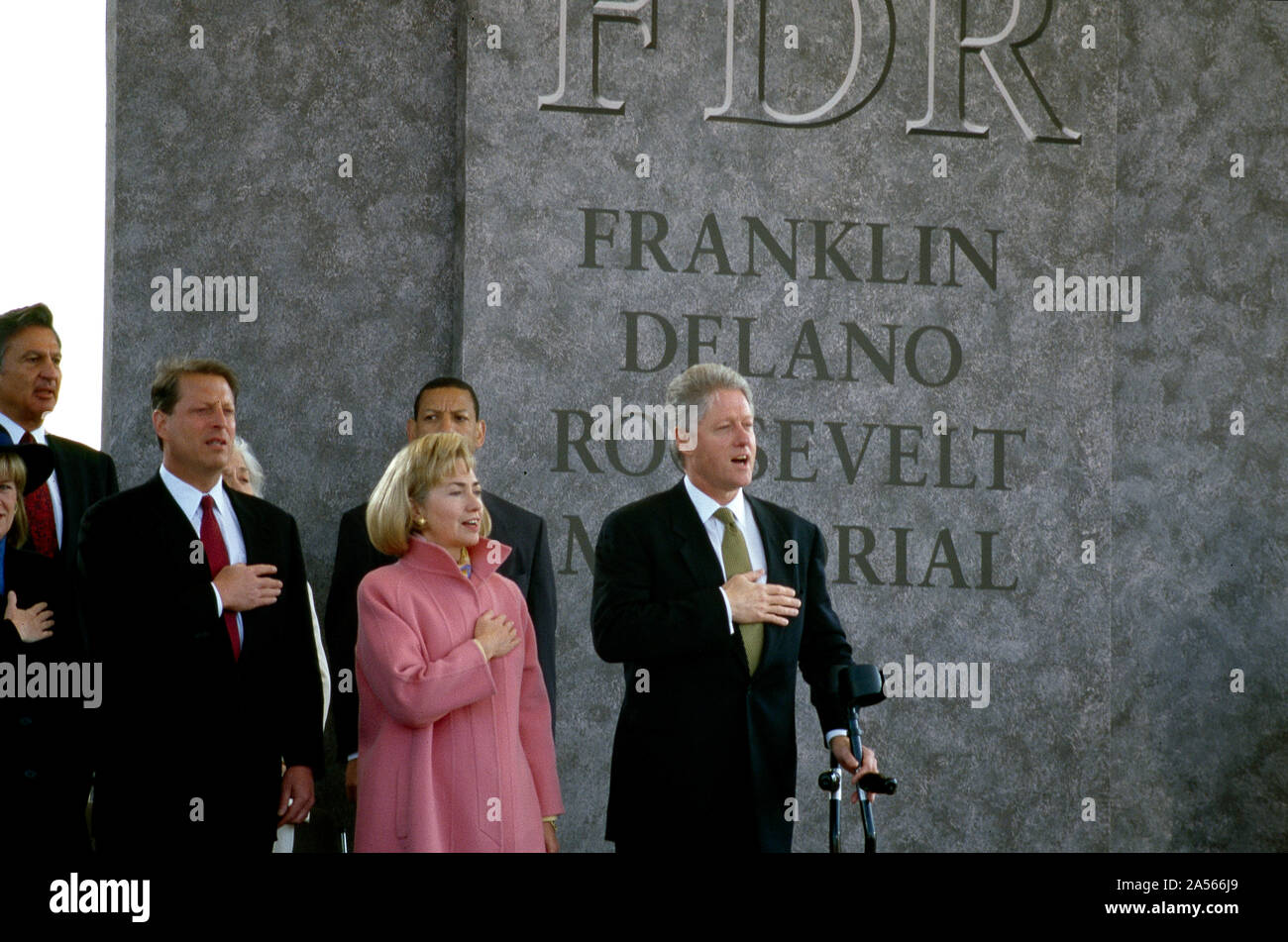 El Vicepresidente Al Gore, la Primera Dama, Hillary Clinton, y el Presidente Bill Clinton en 1997 en la dedicación de la Franklin Delano Roosevelt Memorial en Washington, D.C., la esposa del vicepresidente de la república, volquete, se oscurece parcialmente a la izquierda Foto de stock