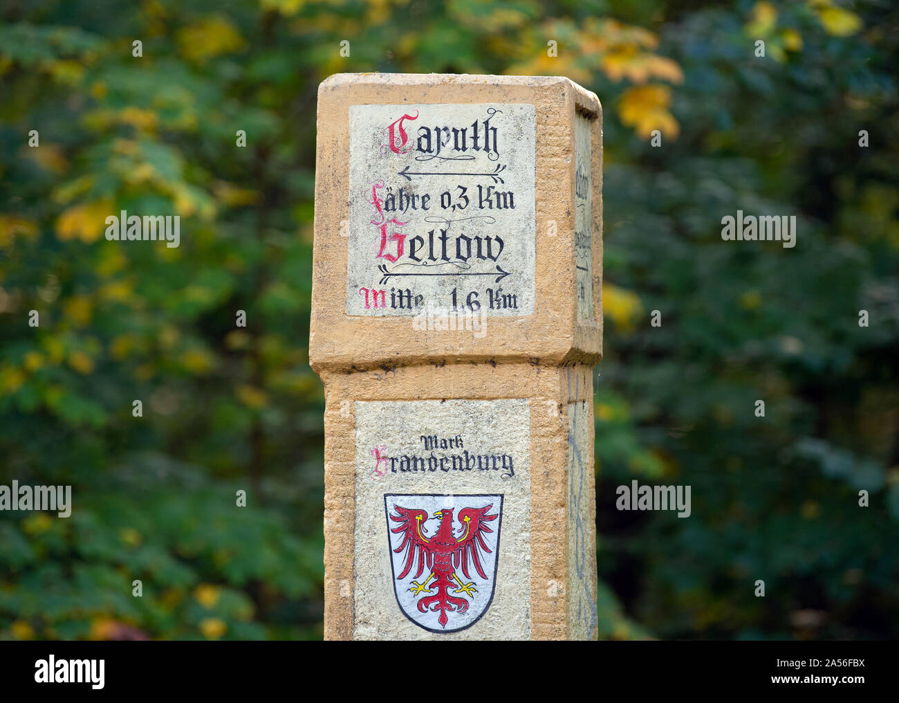 Caputh, Alemania. 14 Oct, 2019. En un aspecto ligeramente capeado junto al puente de piedra sobre el camino a Caputh-Fähre Wentorfgraben y Geltow está indicado. Crédito: Soeren Bozo/dpa-Zentralbild/ZB/dpa/Alamy Live News Foto de stock