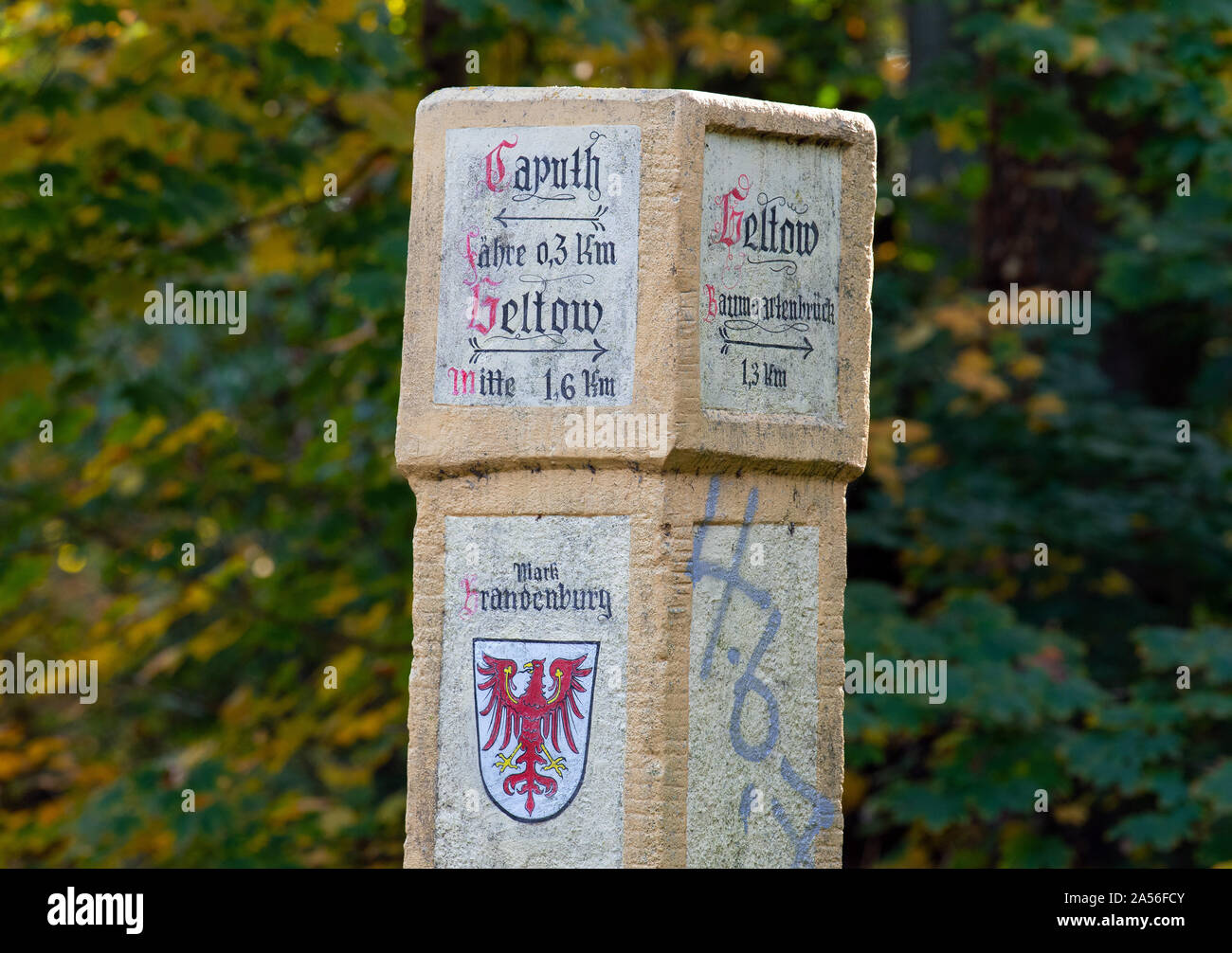 Caputh, Alemania. 14 Oct, 2019. La ruta de ferry Caputh, Geltow y Baumgartenbrück está indicada en una piedra ligeramente capeado junto al puente sobre el Wentorf Graben. Crédito: Soeren Bozo/dpa-Zentralbild/ZB/dpa/Alamy Live News Foto de stock