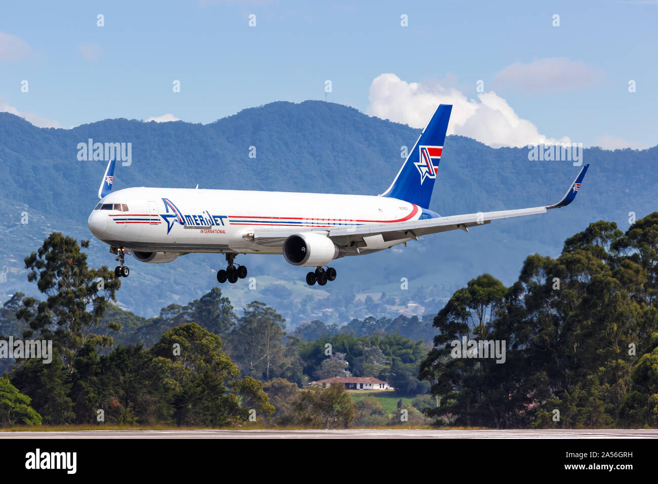 Medellín, Colombia - Enero 25, 2019: AmeriJet International Boeing 767-300F avión al aeropuerto de Medellín (MDE) en Colombia. Foto de stock